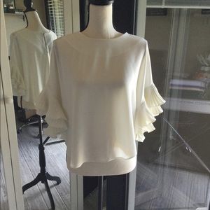 Blouse with flare arms